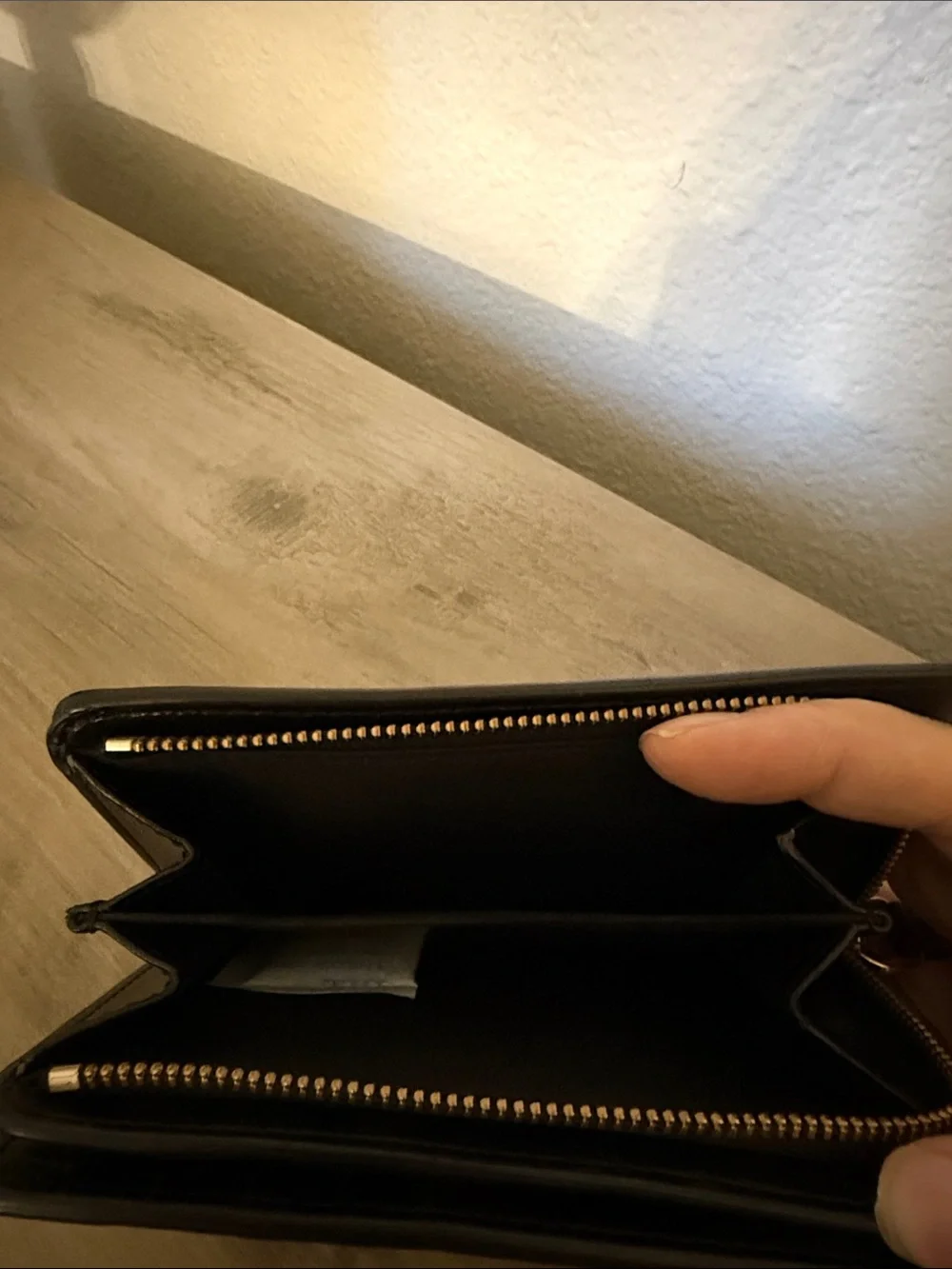 Marc Jacobs compact zip
